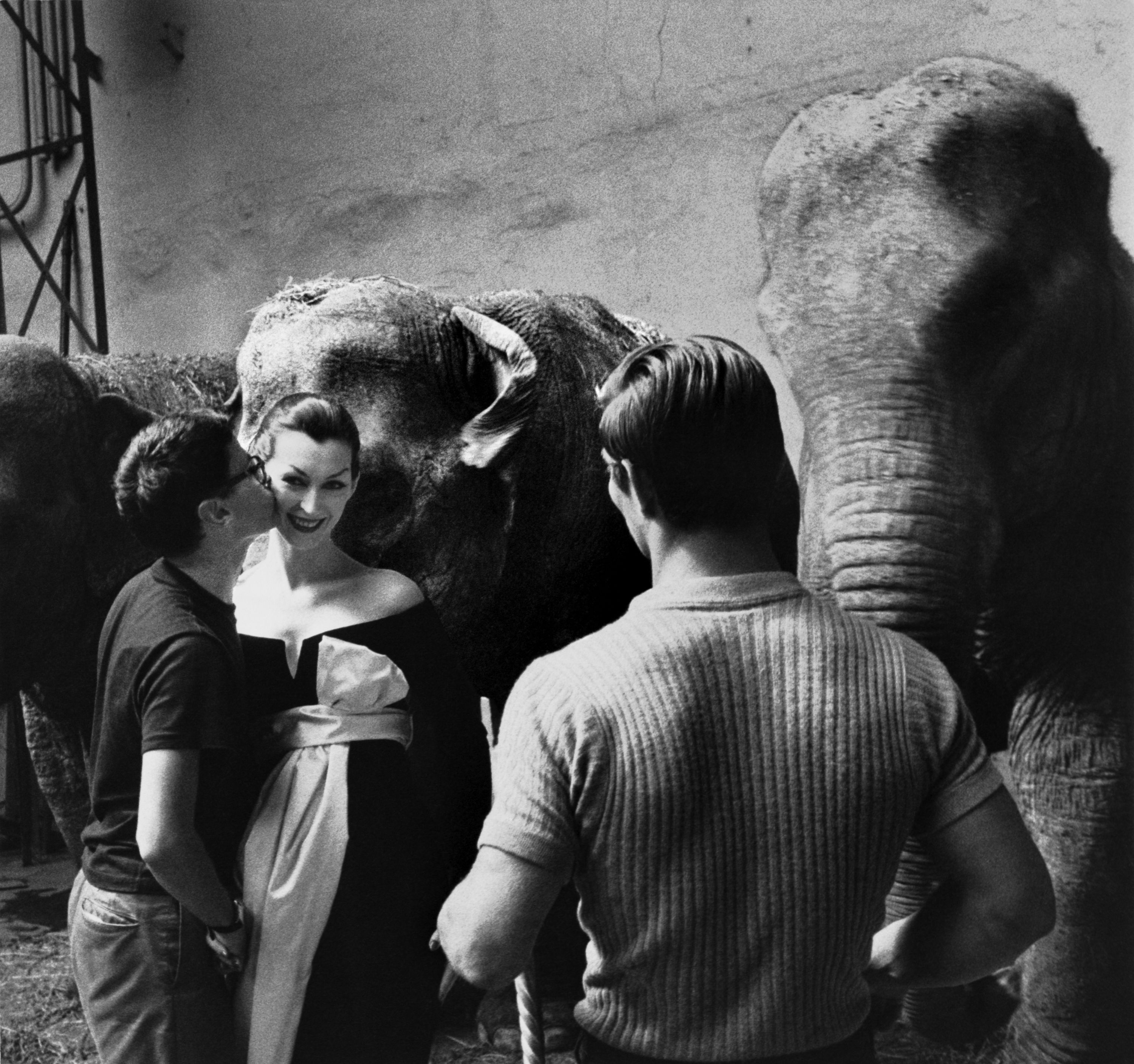 Photo du photographe Avedon avec Dovima après le tournage au Cirque d'Hiver à Paris