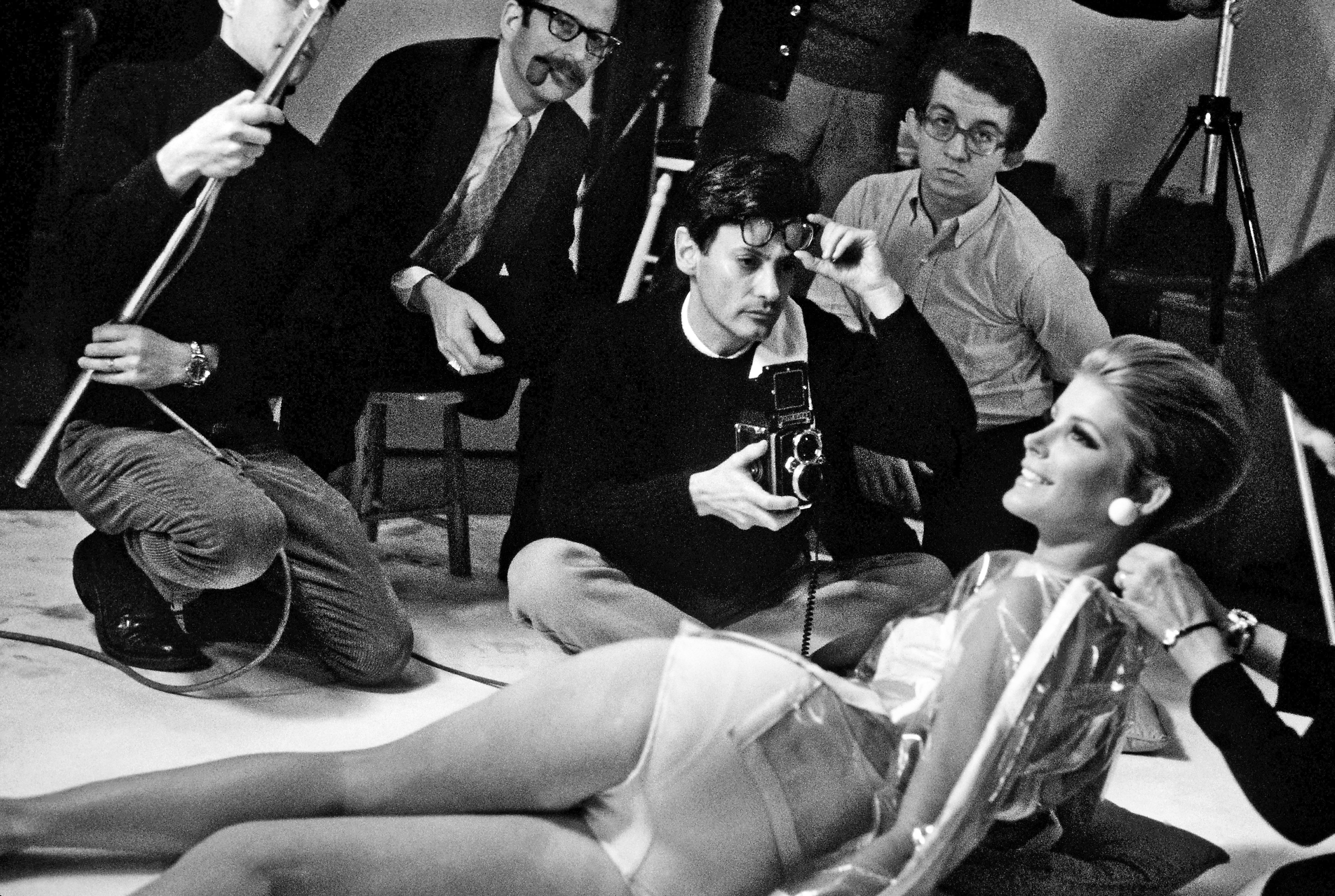 Photo d'Avedon photographiant Veruschka en 1966